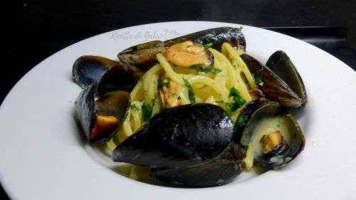 pasta cozze e pecorino formaggio